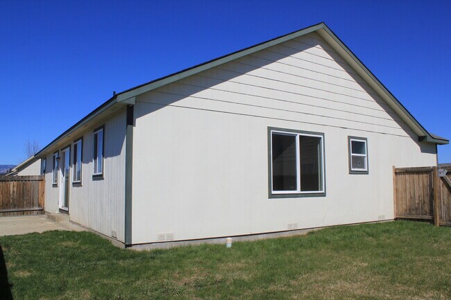 Building Photo - 3 Bedroom Home North of CWU