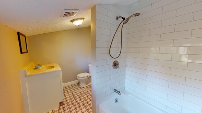 Building Photo - Clark / Fulton - 3 Bedrooms - 1 Bath - Single Family Home