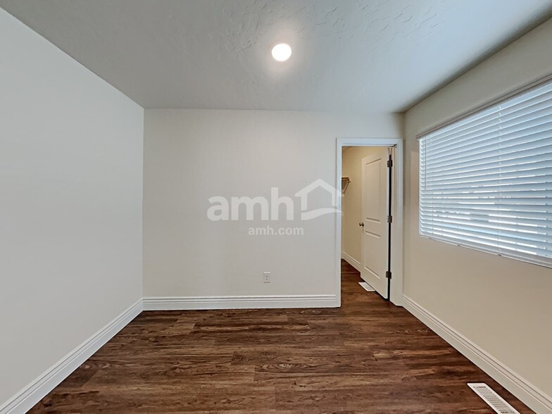 Building Photo - 1061 N Barkvine Ave