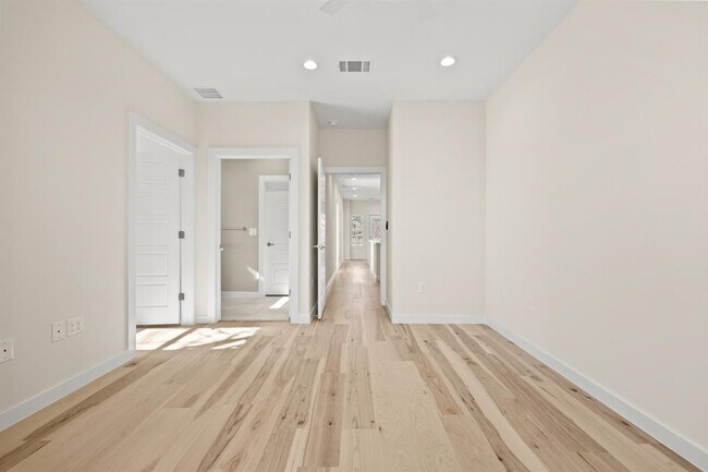 Building Photo - 4801 Sara Dr