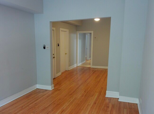 Building Photo - 937 N Ashland Ave