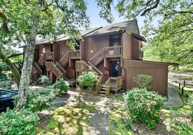 Building Photo - 108 Lakeside Villla