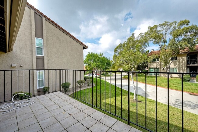 Building Photo - Rancho Bernardo 55+ Community Attached Home 2 Bed, 2 Ba with Patio, Private yard and Laundry