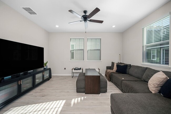 Building Photo - Beautiful 3 Bedroom Home with Updated Finishes & 2-Car Garage!