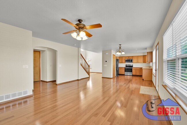 Building Photo - Beautiful home with 4 BR, 3.5 BA, 2 CAR wi...