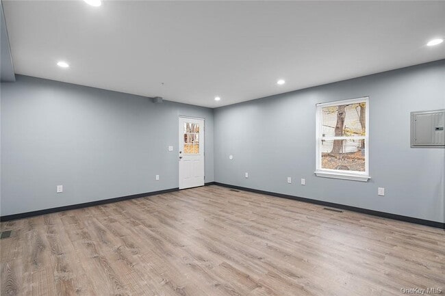 Building Photo - 20 Oak St