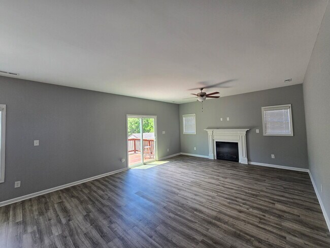 Building Photo - 1601 Mount Rainer Dr
