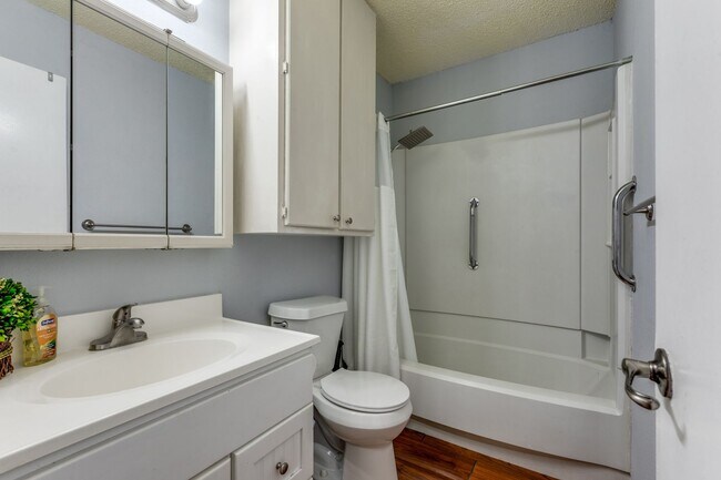 Building Photo - 2-BEDROOM HOME IN HIDDEN MEADOW
