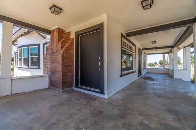 Building Photo - 1019 N Main St