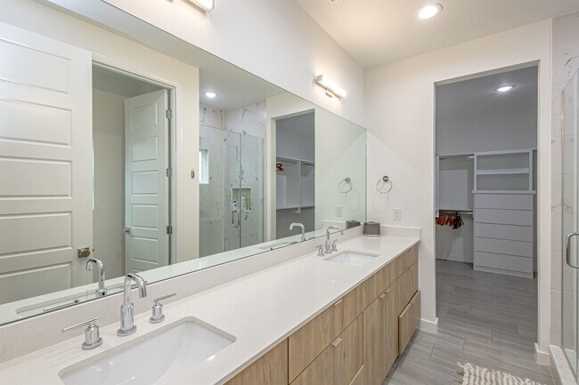 Building Photo - 423 Deer Path Lp