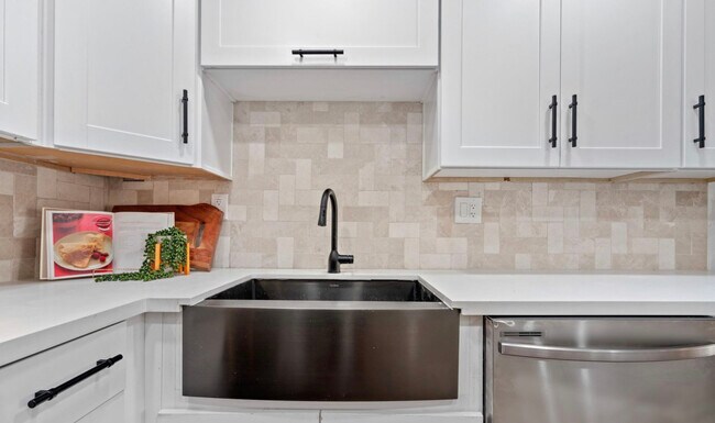 Building Photo - 7930 E Camelback Rd