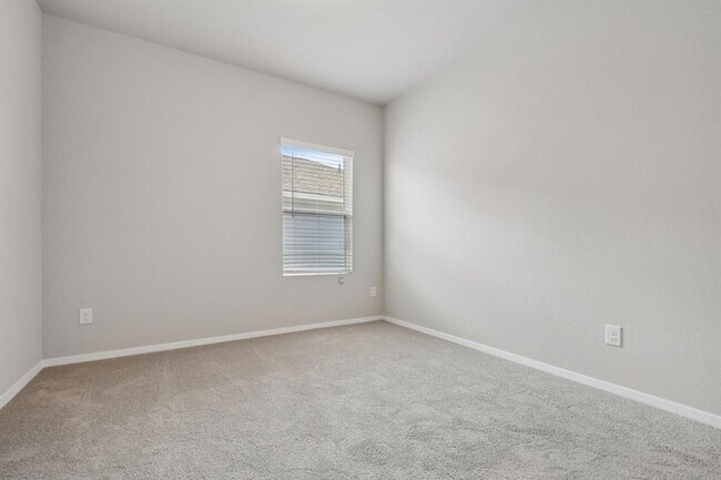 Building Photo - 125 Honeybee Ln