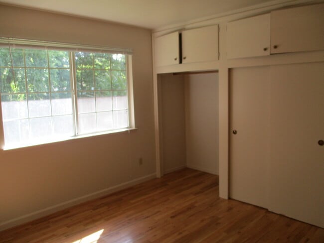 Building Photo - Cute Home Boasting Hardwood, close to Enloe and downtown Chico!