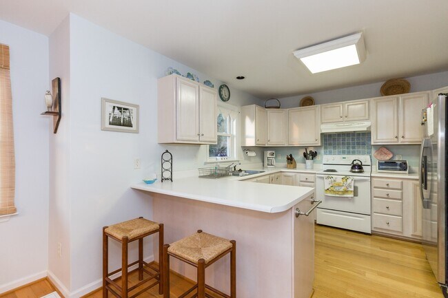Building Photo - OFF-SEASON MONTHLY RENTAL FALL OF '25 THRO...