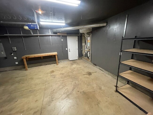 Building Photo - **MOVE IN SPECIAL?** Gorgeous Pet Friendly...