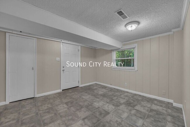 Building Photo - 2820 St Edwards Dr