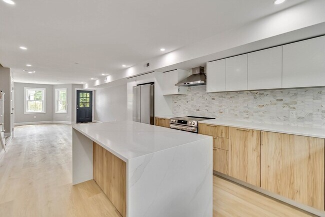 Building Photo - 192 Main St