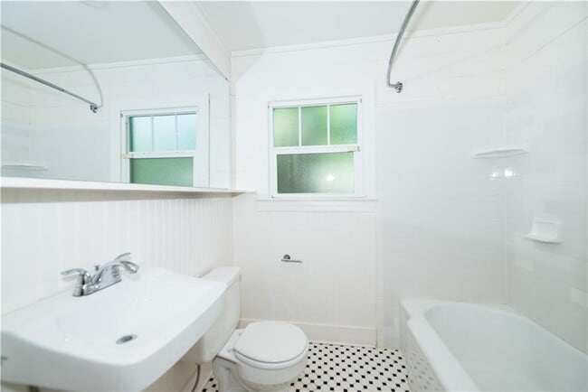 Building Photo - 906 E 53rd St