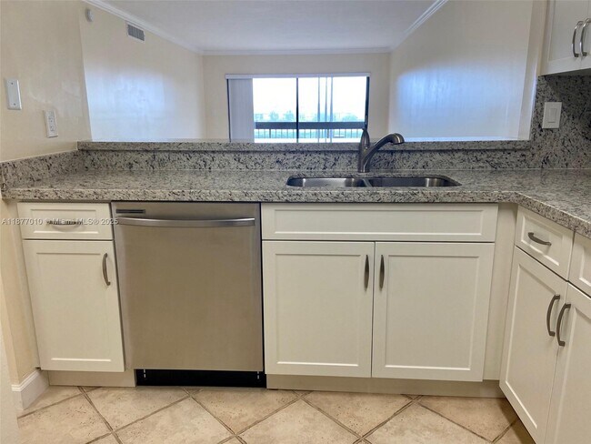 Building Photo - 8881 Fontainebleau Blvd