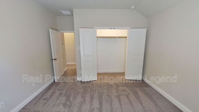 Building Photo - 6117 Horsetail Dr