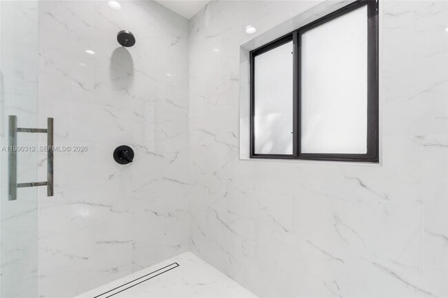 Building Photo - 116 W 1st Ct