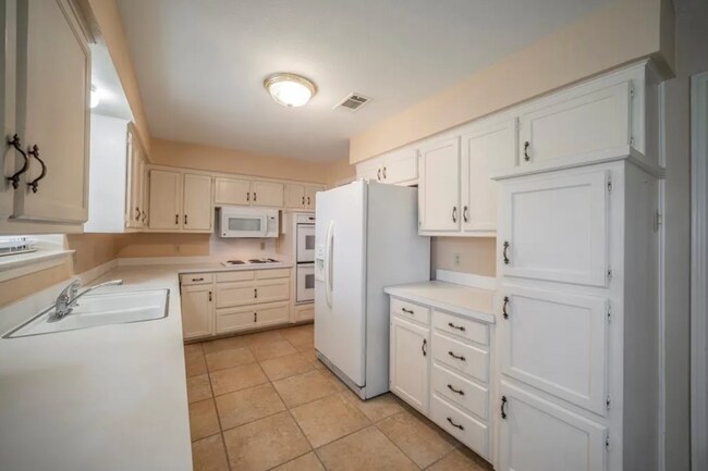 Building Photo - 2507 Radcliffe Dr
