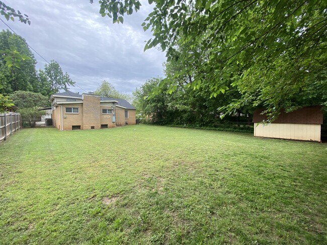 Building Photo - 1110 Grover Ln