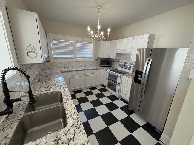 Building Photo - Beautiful 2 Story home Available coming soon!, pet friendly!