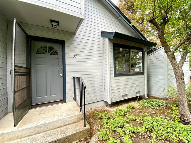 Building Photo - Beautifully Renovated One Bedroom Napa Condo