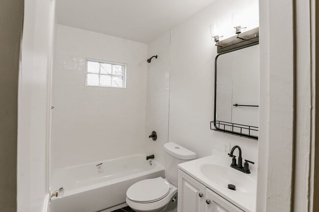 Building Photo - Pet friendly 3bed/1.5bath