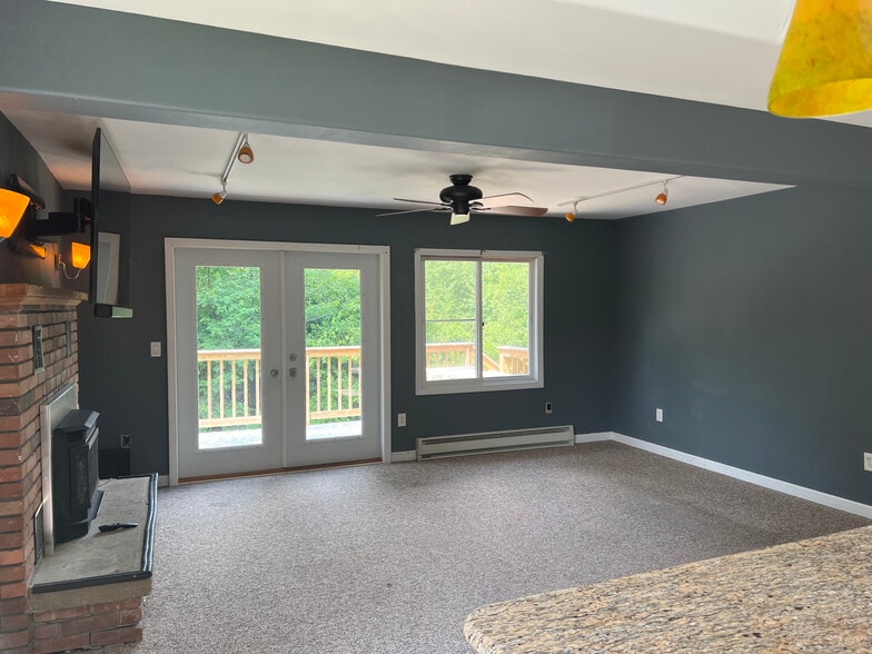 Living - 306 Heather Ln
