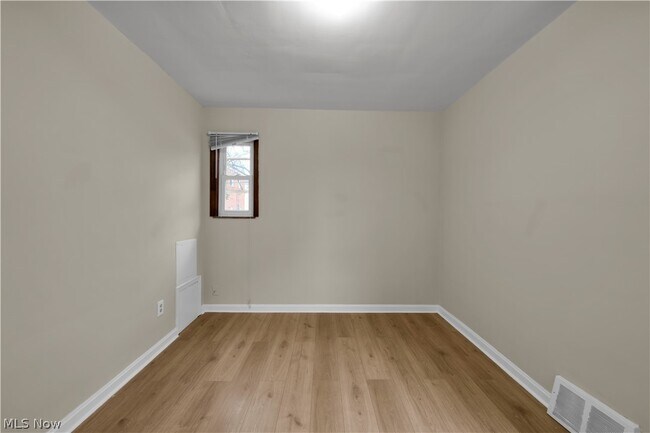 Building Photo - 478 E 222nd St