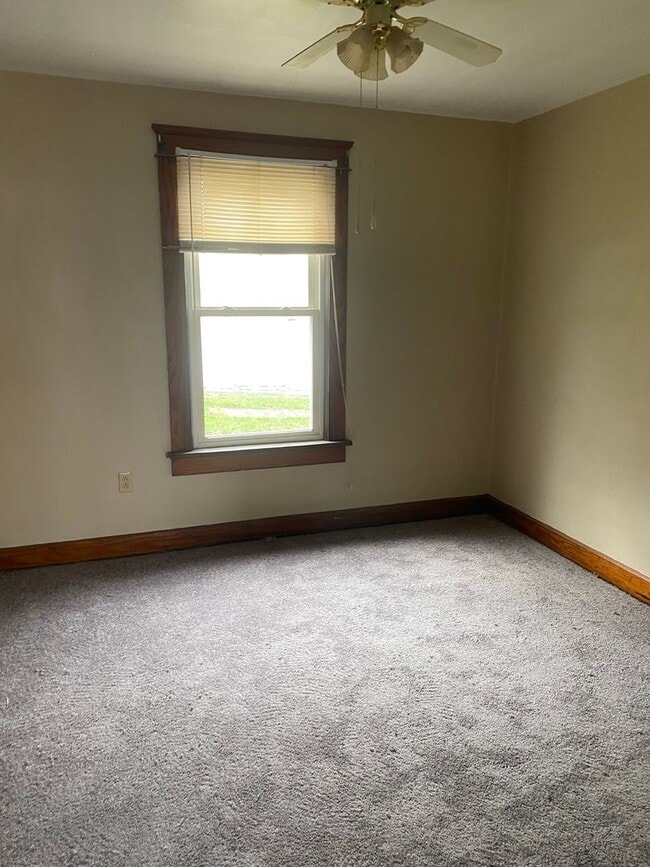 Building Photo - 1st Floor 1 Bedroom