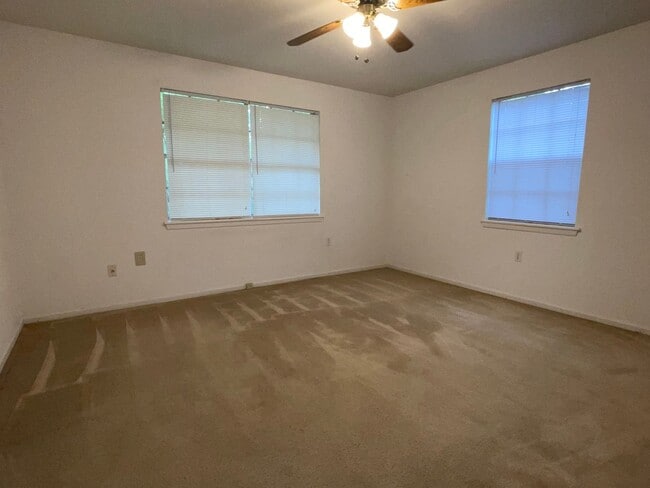 Building Photo - Spacious Home in Country Club Estates