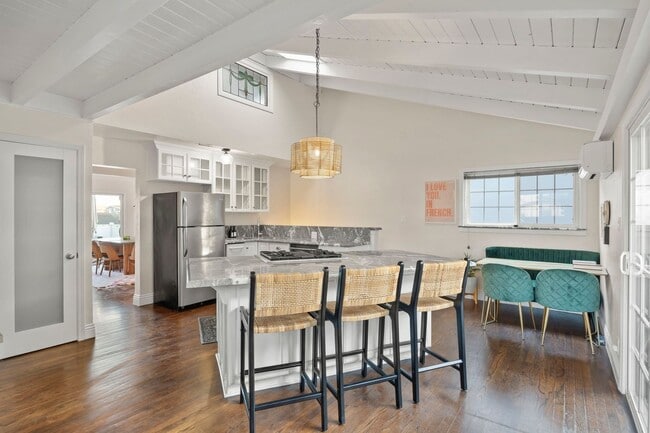 Building Photo - Ventura | Pierpont | 4 Bedroom + 3 Bathroom