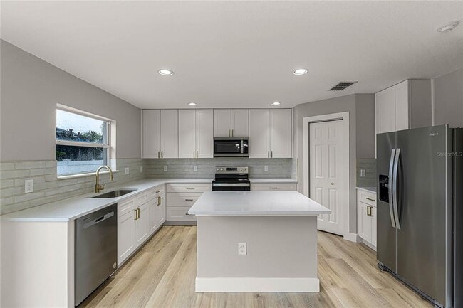 Building Photo - 13550 Laranja St