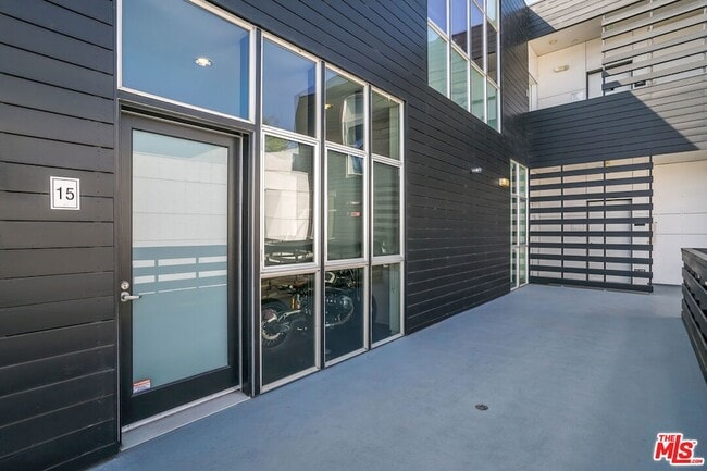 Building Photo - 825 Kings Rd