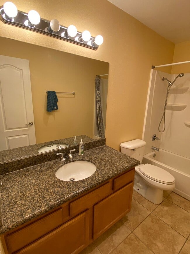Building Photo - Madison Ballantyne 2 Bedroom Apartment