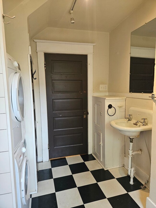 Building Photo - 318-320 W Myrtle