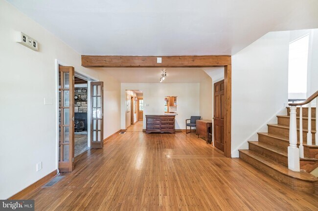 Building Photo - 800-2-802 E Cathedral Rd