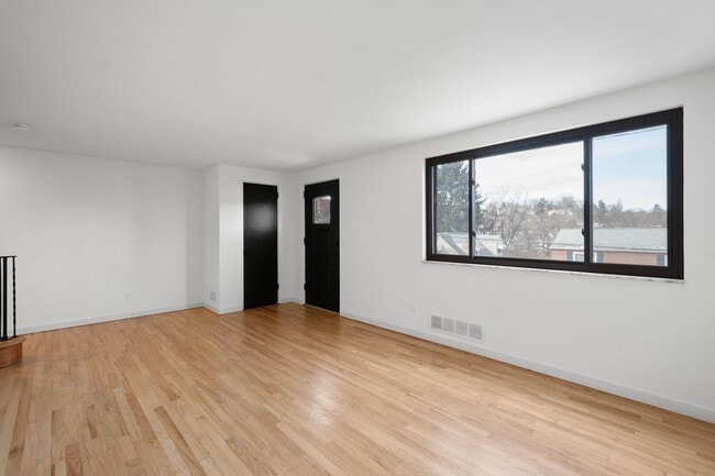 Building Photo - Ready for move in! Check out this RENOVATED 3 bedroom in BROOKLINE! UNBEATABLE LOCATION!