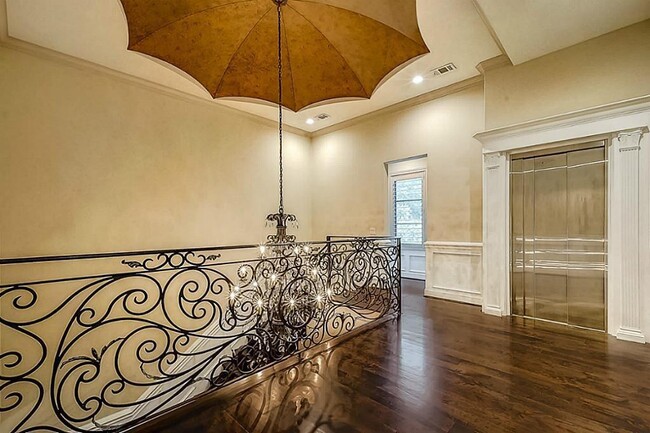 Building Photo - 5559 Holly Springs Dr