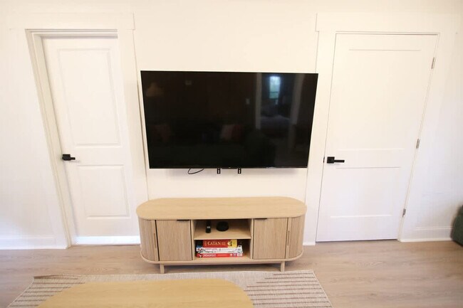 Building Photo - 102 W Emma St