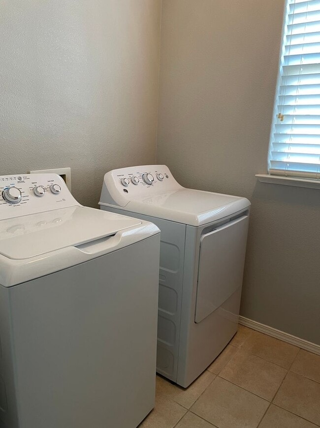 Building Photo - 714 W Riviera Ln