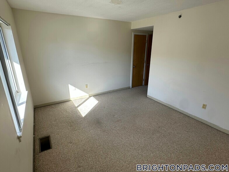 Building Photo - 140 N Beacon St