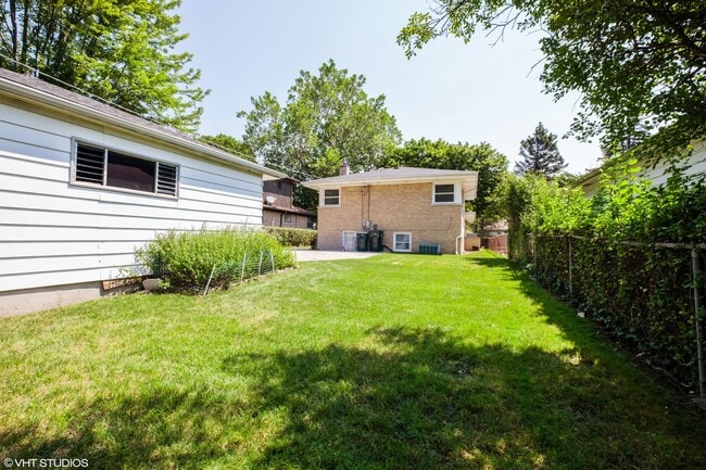 Building Photo - 233 Thelin Ct
