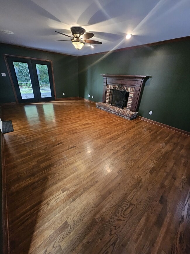 Building Photo - 402 E Raintree Ln