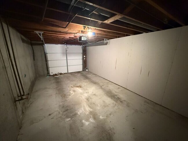 Building Photo - 3BR/2.5BA Duplex w/ 1-Car Garage + Fenced Yard