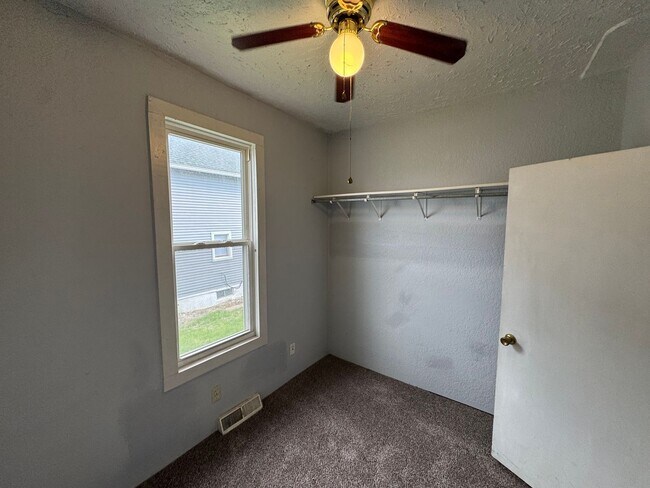 Building Photo - 428 7th St