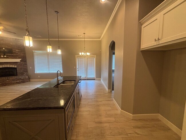Building Photo - Beautiful 4 bed, 2 bath WITH an Office and STORM SHELTER